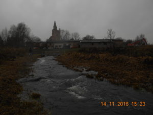 die Tollense an der Burg Klempenow